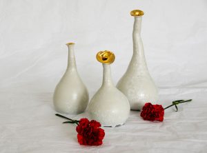 chelsea white white ceramic fleurs rouges vases sculpturaux